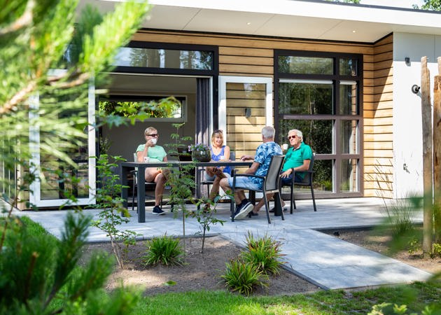 BPE Vakantiegasten Op Terras Bij Vakantiewoning Koffie Drinken 16